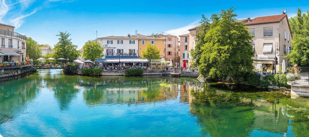 Un canal de L'Isle-sur-la-Sorgue et ses terrasses