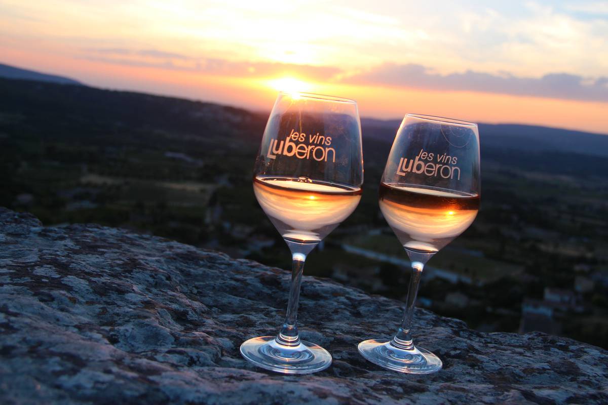 06-22-sunsets-vignerons-verres-©-Office-de-tourisme-Pays-dApt-Luberon